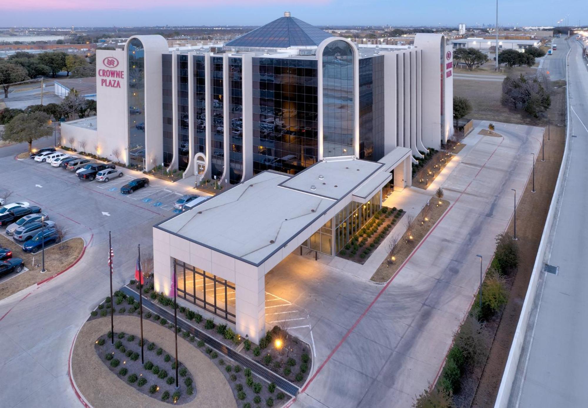 Crowne Plaza Suites Arlington By Ihg Exterior photo