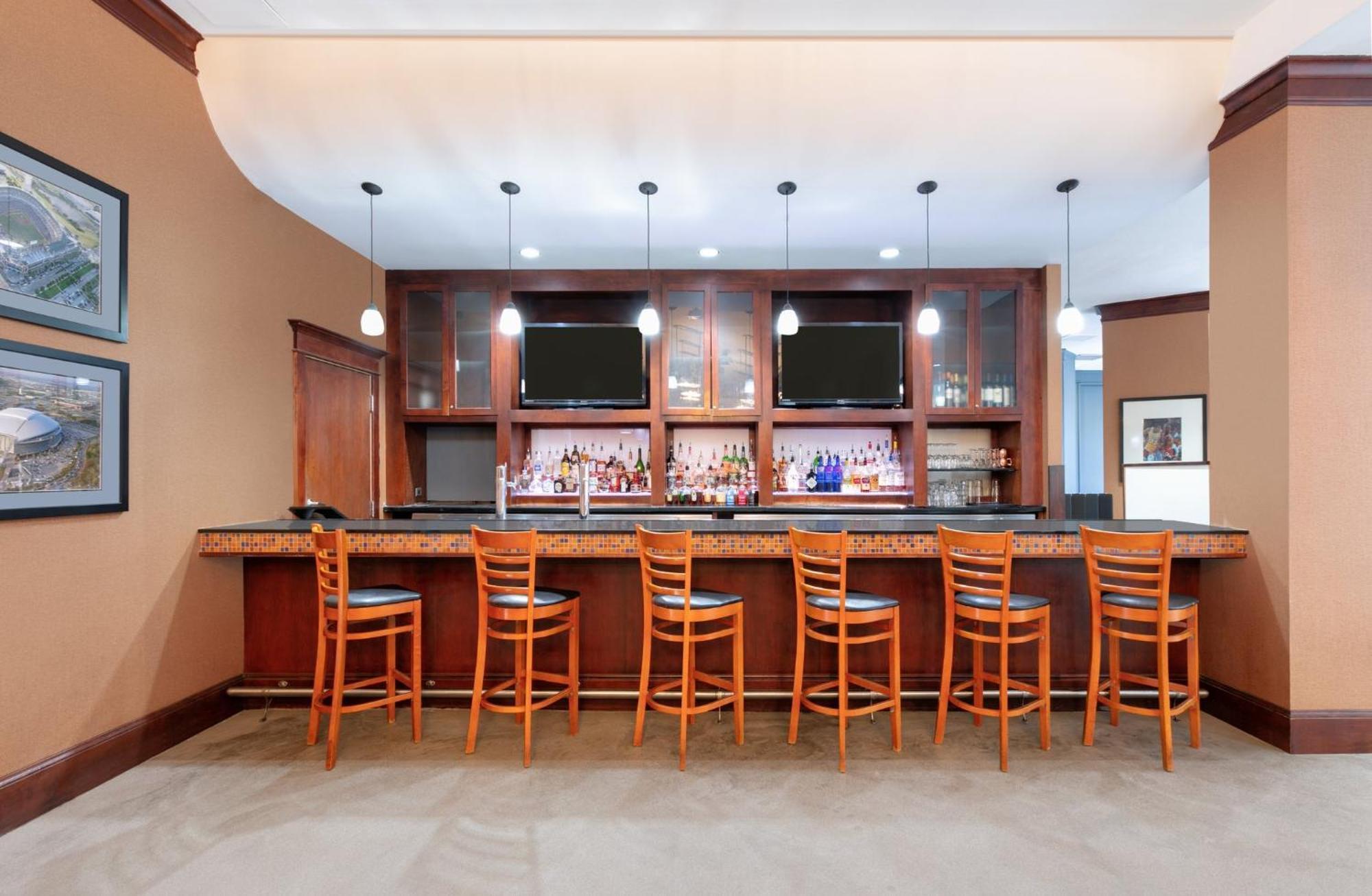 Crowne Plaza Suites Arlington By Ihg Exterior photo