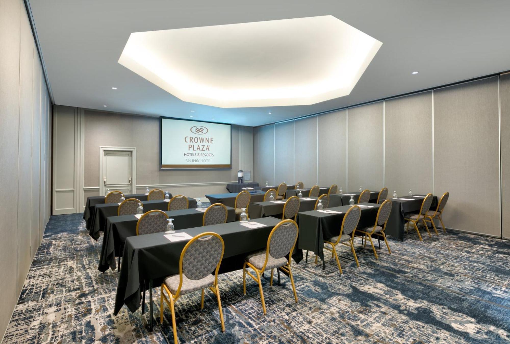 Crowne Plaza Suites Arlington By Ihg Exterior photo