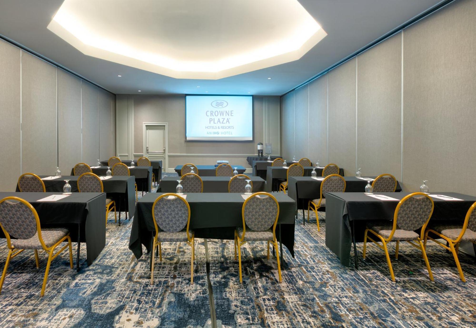 Crowne Plaza Suites Arlington By Ihg Exterior photo
