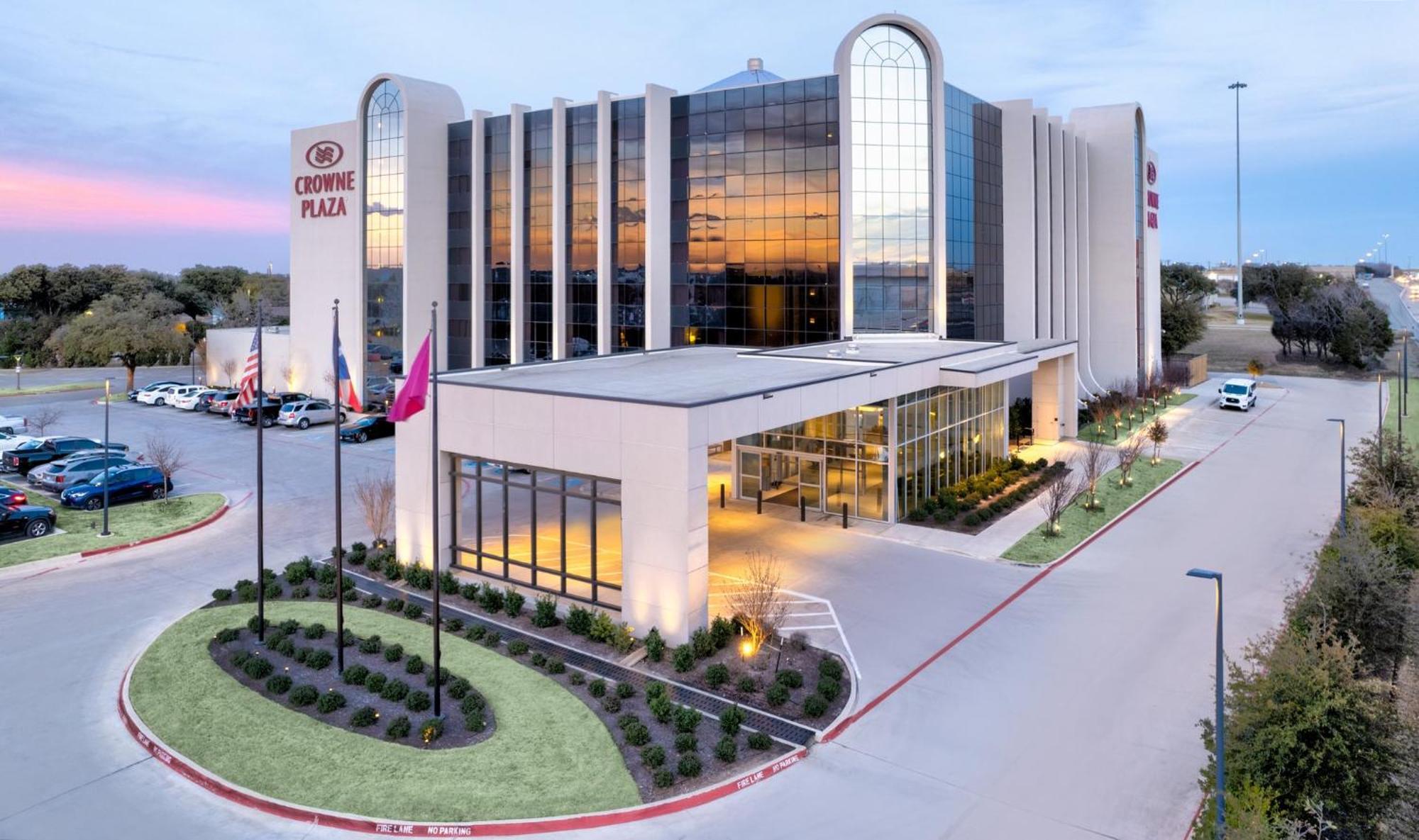 Crowne Plaza Suites Arlington By Ihg Exterior photo