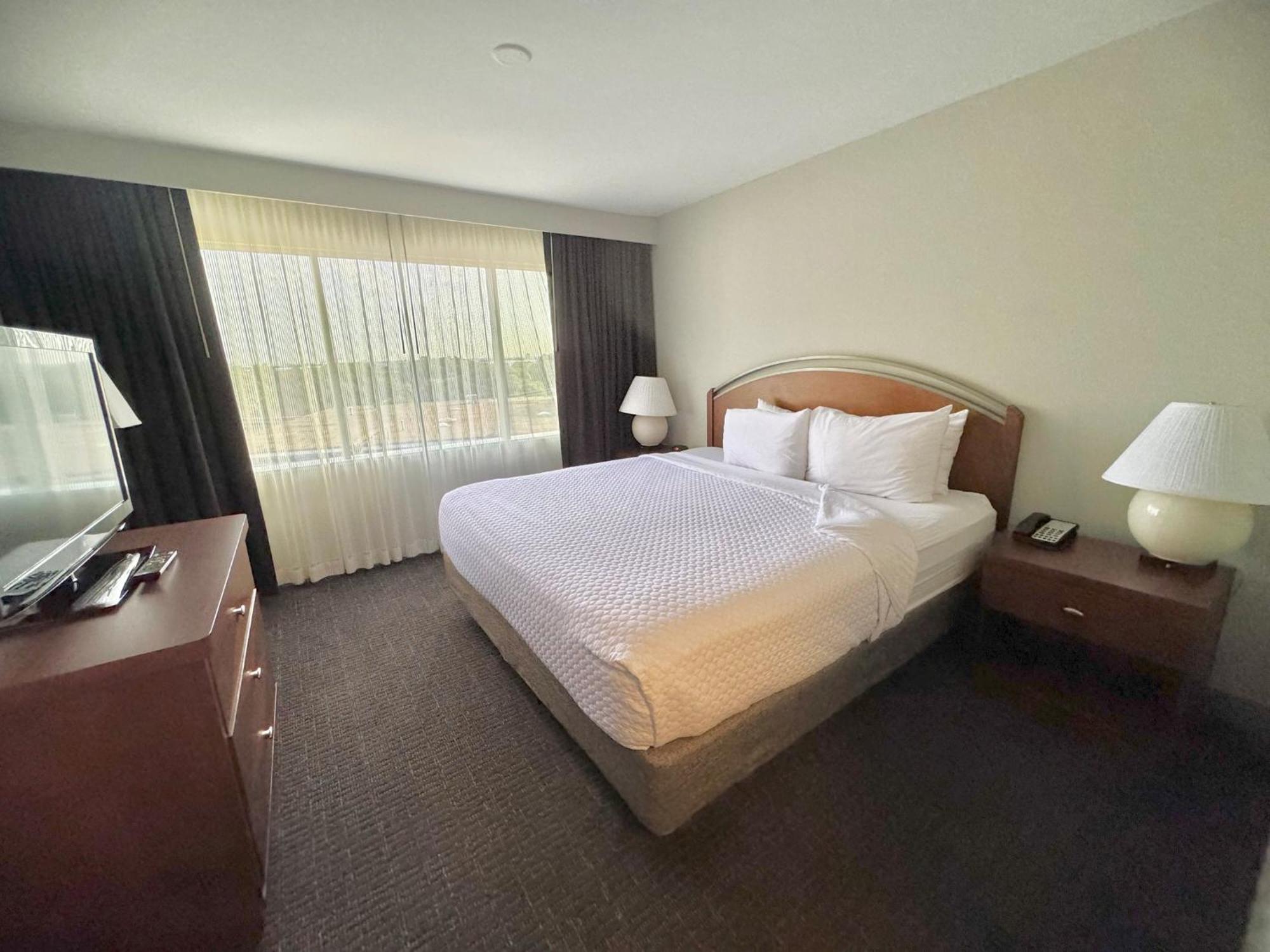 Crowne Plaza Suites Arlington By Ihg Exterior photo